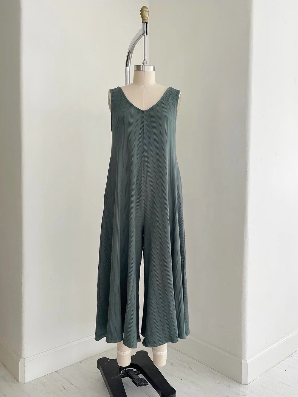 MIEN | Women’s L Sleeveless Wide-Leg Jumpsuit in Sage Green
